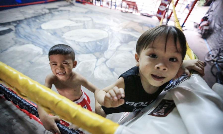 让年龄小、体重轻的孩子与比他们大两三岁的拳手比赛，赌输的一方要赔3倍赌注甚至更多，这更刺激了人们赌拳的欲望。