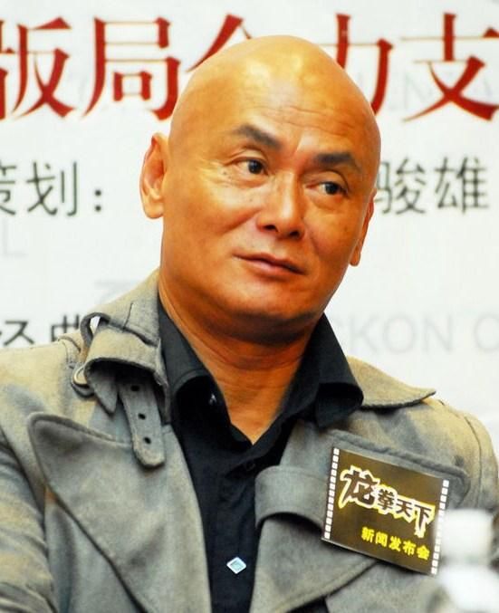 香港一代硬汉男打星,作品无数还联手过昆汀,中风后晚景凄凉