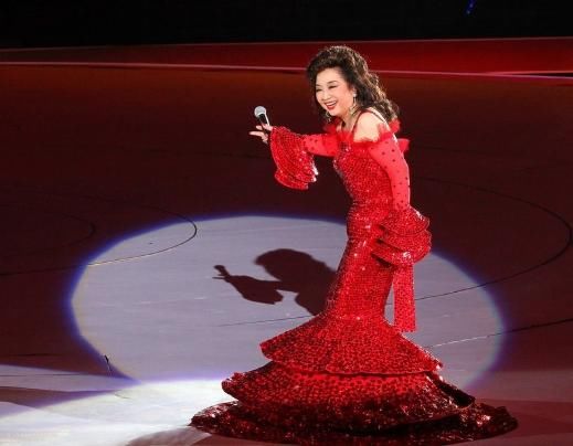 徐小凤的名气,其实是可以跟有名的歌星邓丽君比较的,徐小凤唱歌的时候