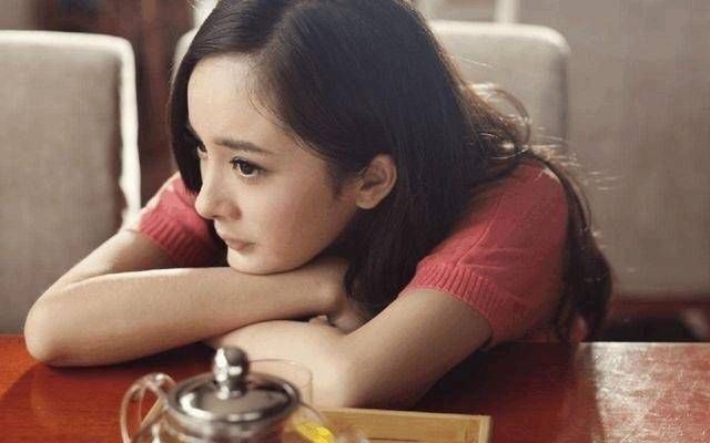 杨幂当众抠鼻屎 脱鞋子 袜子还破两洞!路人的表