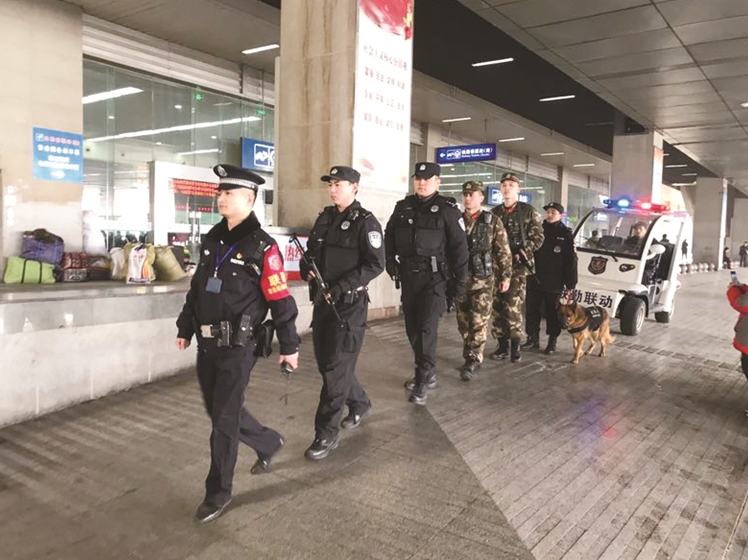 【网络媒体走转改】春运中的民警: 安全最重要,服务不能少 【网络媒体走转改】春运中的民警: 安全最重要,服务不能少