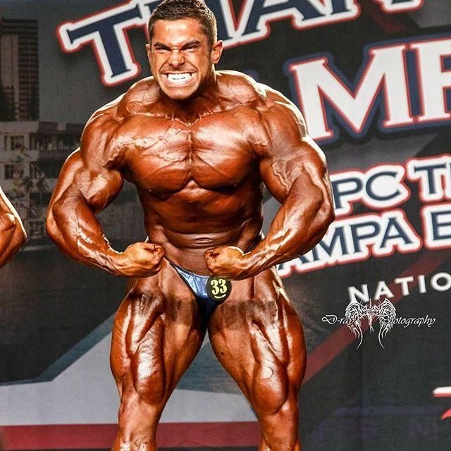 从摔跤运动员转型健美者,增肌40斤成大块头,大
