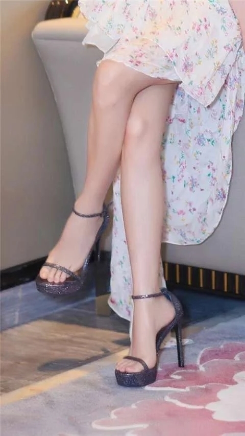 周冬雨的脚配上这样一双高跟鞋真的很漂亮.配得上纤纤玉足.