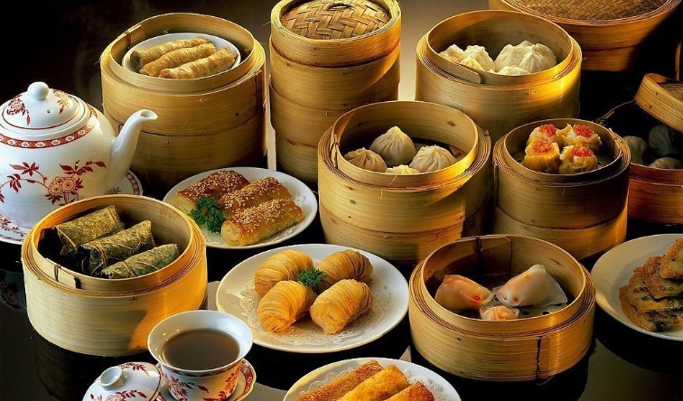 6、广州：广州的饮食文化闻名全国。所谓“食在广州”。广州菜的烹调方法有二十一种之多，尤以炒、煎、焖、炸、煲、炖、扣等见长，讲究火候，制出的菜肴注重色、香、味、形。口味上以清、鲜、嫩、脆为主，讲究清而不淡，鲜而不俗，嫩而不生，油而不腻。时令性强，夏秋力求清淡，冬春偏重浓郁。较为常见的广州菜色有白切鸡、白灼海虾、明炉乳猪、挂炉烧鸭、蛇羹、油泡虾仁、红烧大裙翅、清蒸海鲜、虾籽扒婆参等。