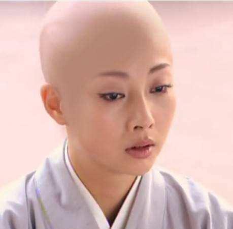 我多年来一直以为电影或者电视剧里面的光头都是需要演员真的剃光头呢