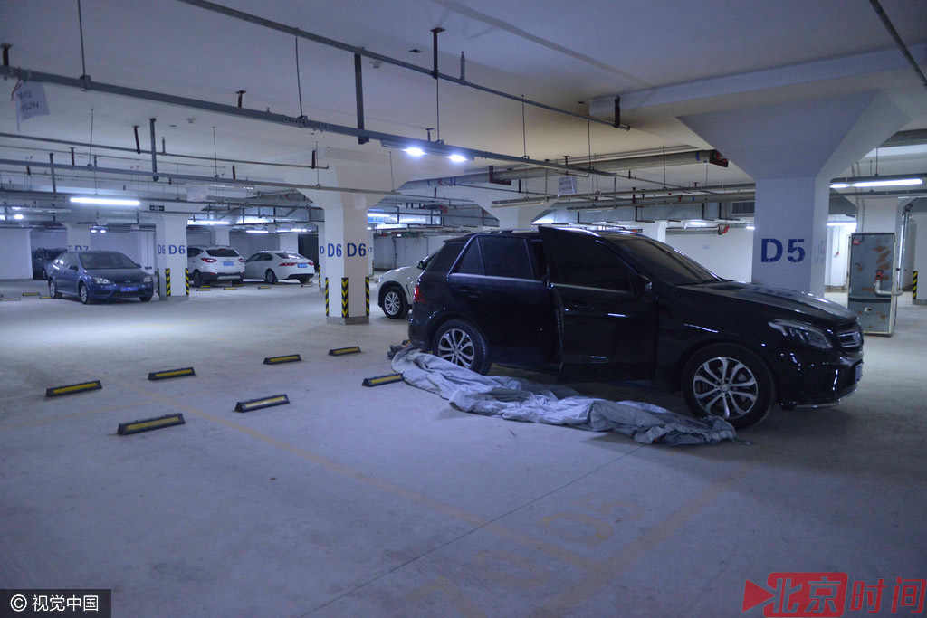 沈阳一辆奔驰吉普车遭破窗投火 内部被烧毁 沈阳一辆奔驰吉普车遭破窗投火 内部被烧毁