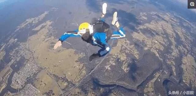 教练和学员一起跳伞四个伞都打不开同时坠亡摄