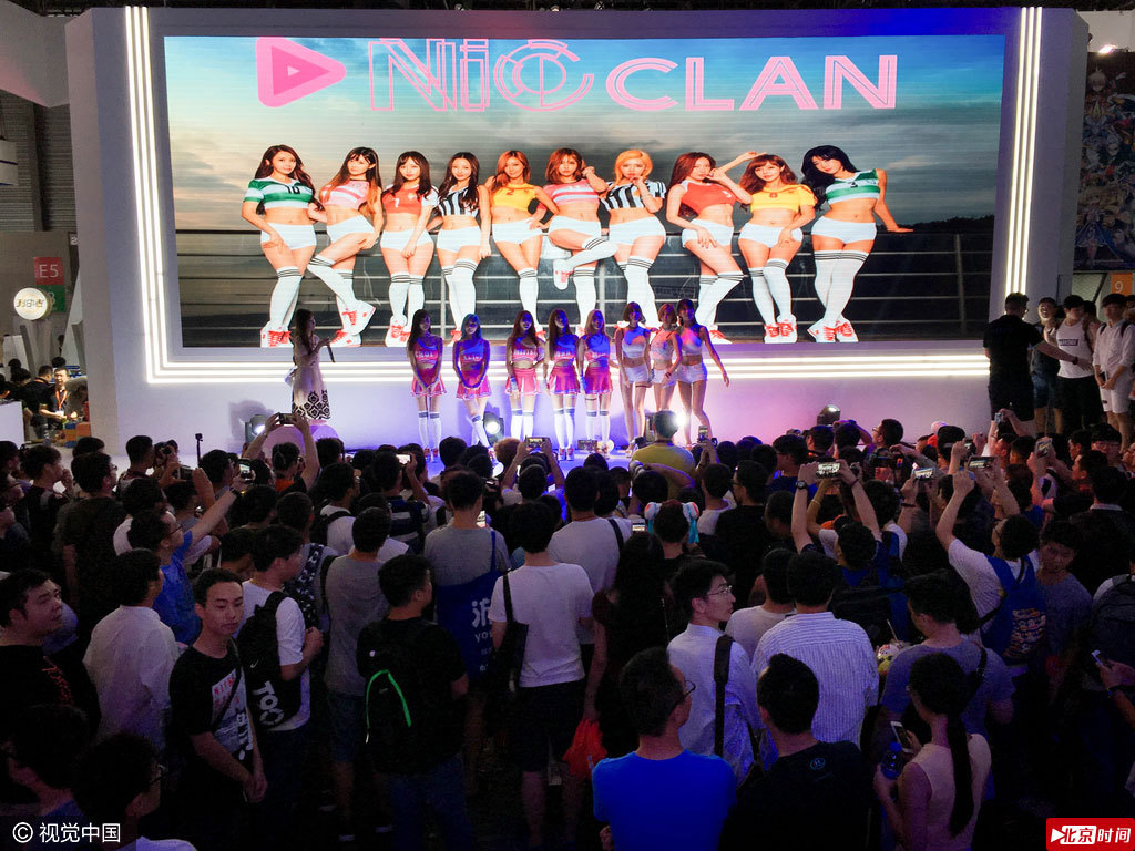 2016ChinaJoy数码互动娱乐游戏展首日，某韩女团性感热舞助阵，引疯狂粉丝惊叫连连。
