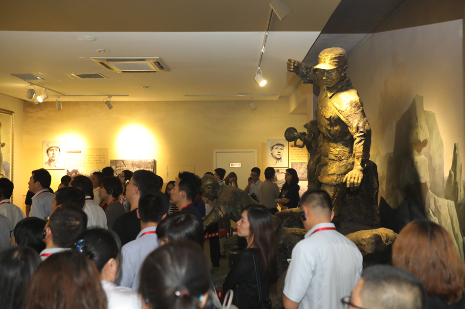 大青山胜利突围纪念铜雕。