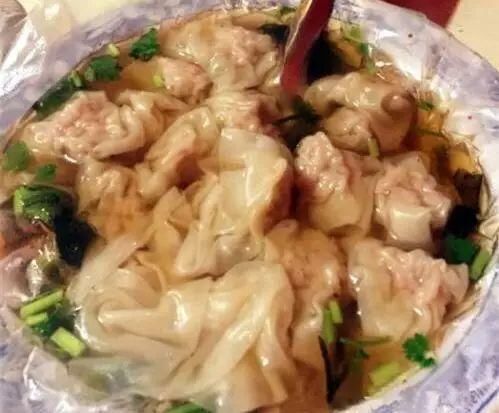 位于临西八路和解放路往南500米的位置附近有一家任性的野馄饨,每天