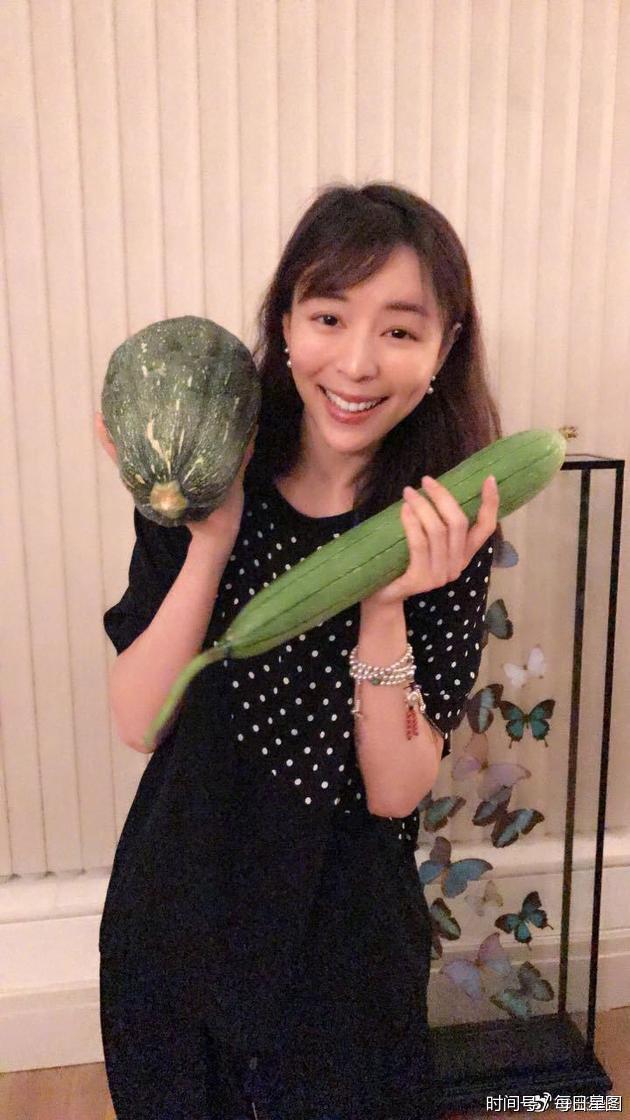 这个事件最令人差异地方在于,张静初先于9月26日晚在微博上晒出丝 