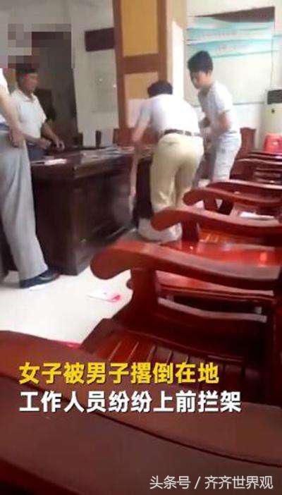 女孩民政局遭大叔男友暴打后开心领证 网友:脑