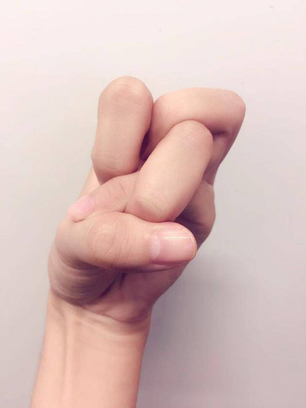 娜扎手指打结获赞20万 柔韧度超好