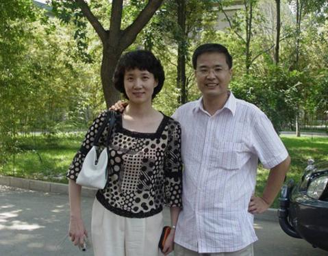 她是罗京老搭档,主持新闻联播18年,如今57岁摘