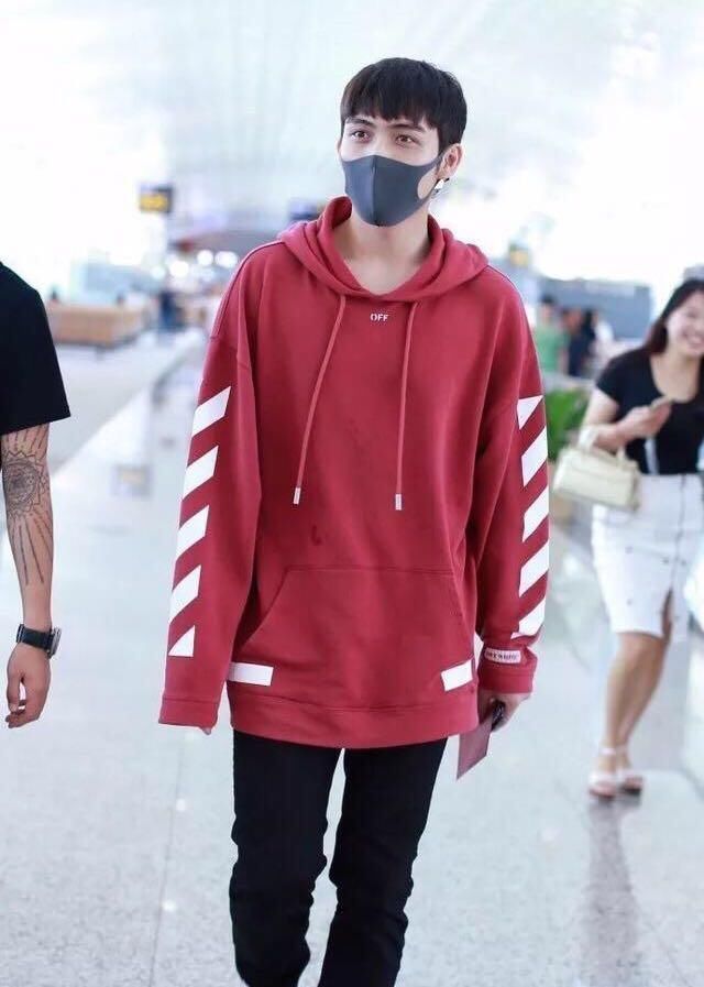 同为师兄弟的张云龙和张彬彬,机场穿搭就不太