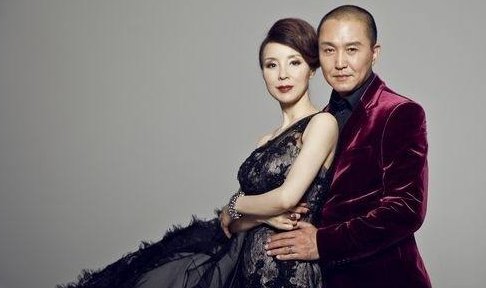 达康书记老婆,被影帝宠上天,儿子长相帅气俩人一起就像姐弟