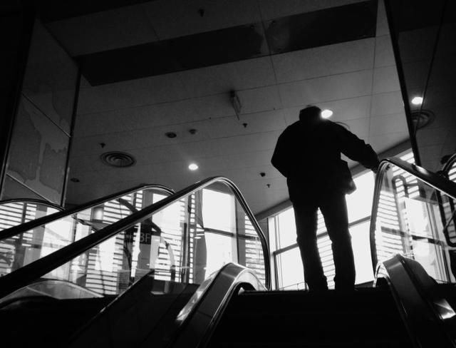 亲人离世后,死亡抚恤金在近亲属之间应如何分