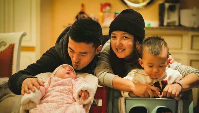 何洁一家四口颜值高 儿子眯眯眼呆萌