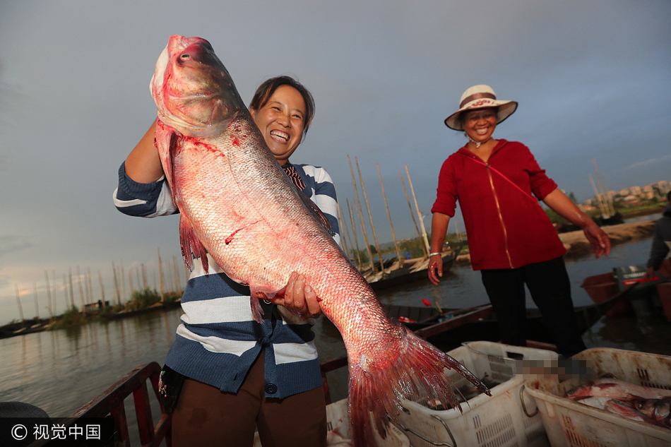 昆明滇池开湖首日 渔民打捞大鱼笑开颜