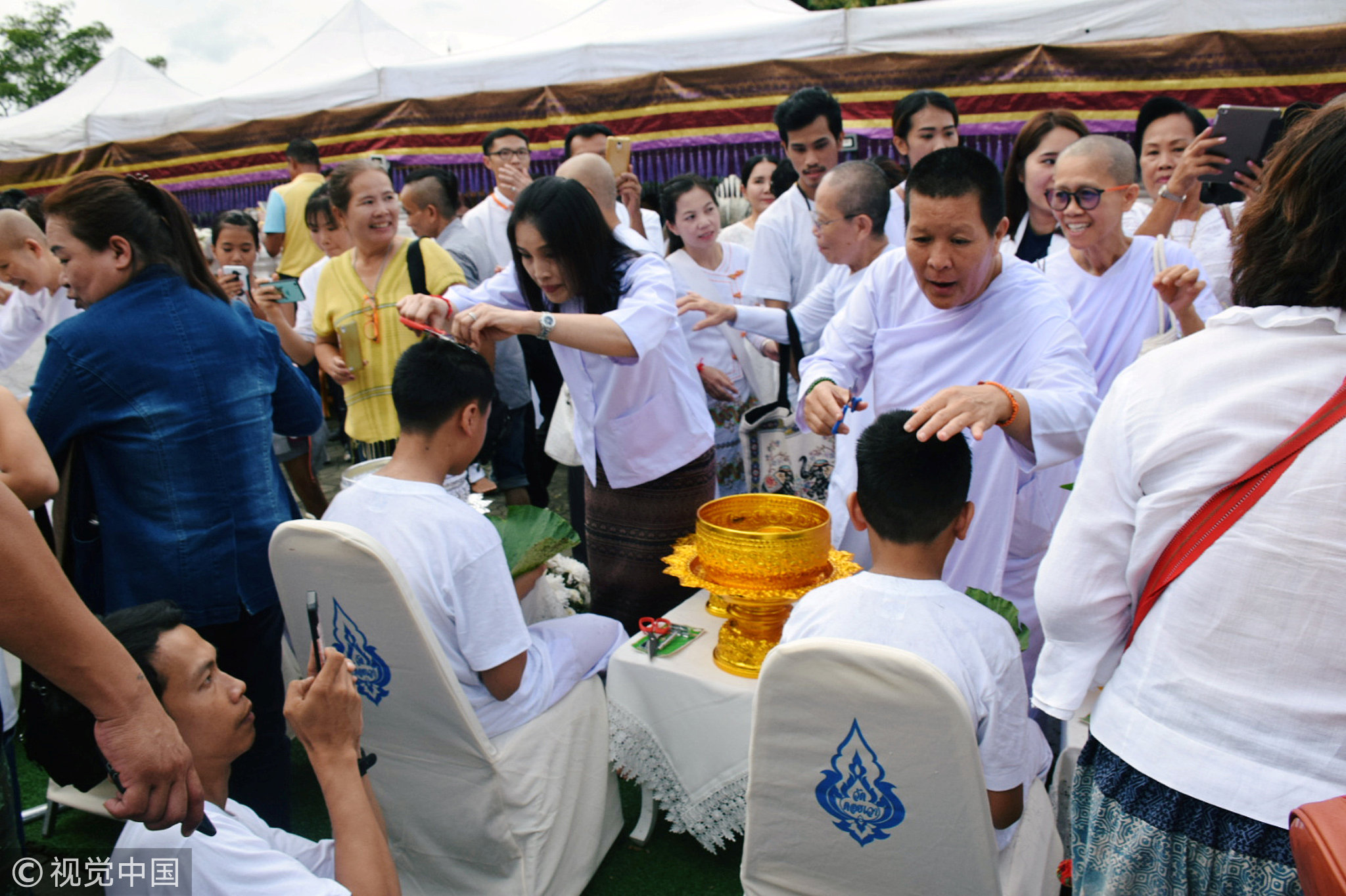 当地时间2018年7月24日，泰国清莱府，泰国“野猪”少年足球队中的12名成员参加剃度仪式。他们将在25日正式出家，为期9天，足球队员中有一人因基督教未出家。