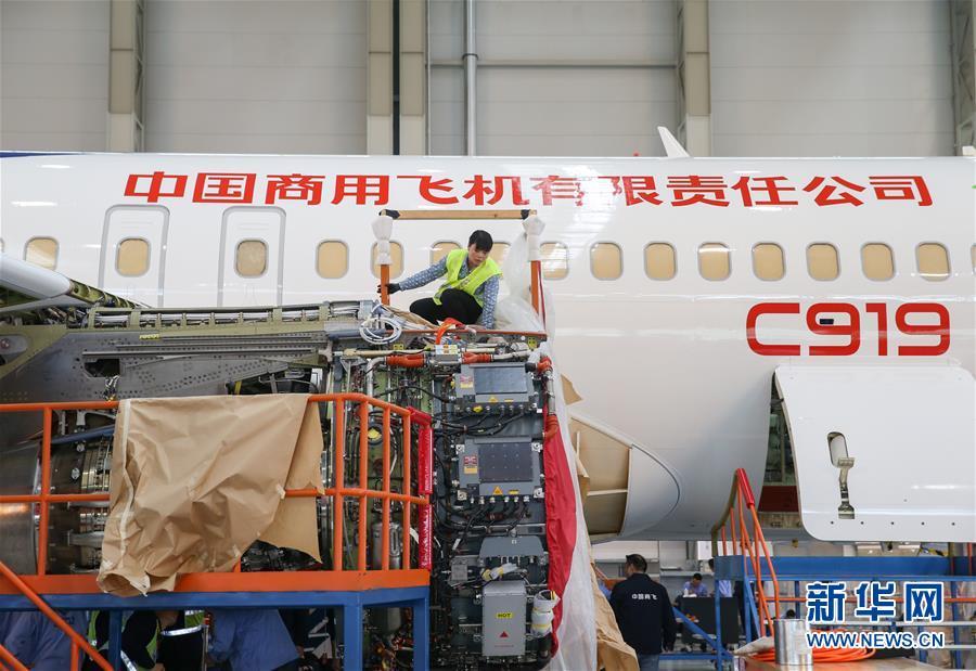 C919大型客机102架机停放在中国商飞公司上海飞机制造有限公司总装车间内（10月18日摄）。10月18日，记者来到中国商飞公司上海飞机制造有限公司总装车间，探秘C919大型客机102架机。据悉，C919大型客机102架机已于10月11日完成整机喷漆工作，目前正在进行发动机安装调试、试飞测试系统改装和开车前的地面功能检查试验等工作，计划近期推出总装厂房，开展外场功能试验。