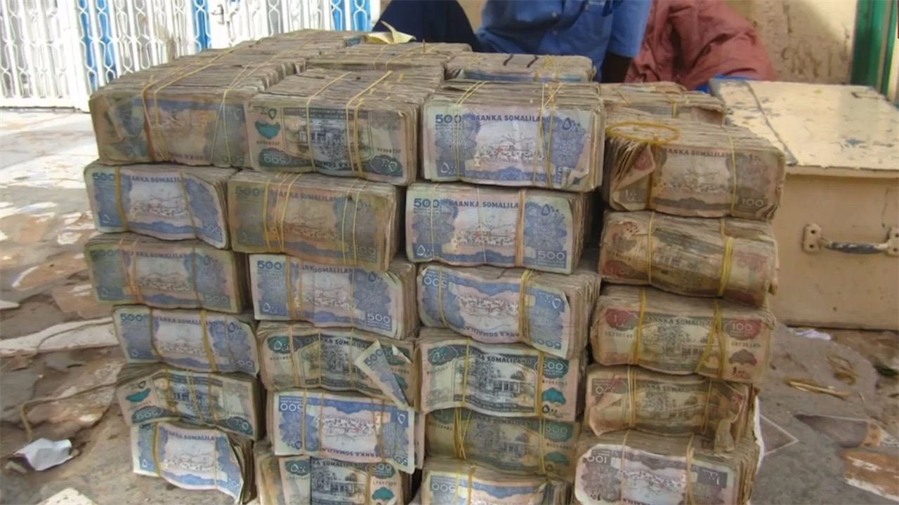 这两个国家穷得只剩下钱,满街堆成山的货币,坐