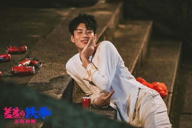 电影《美人鱼2》杀青,男主角艾伦晒大合照,周星驰的表情很抢镜