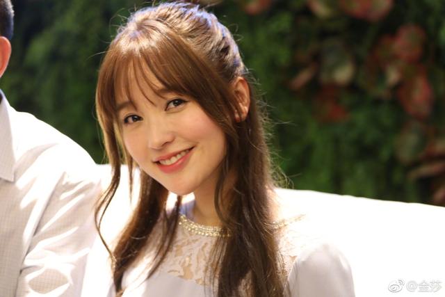 19岁凭《十八岁的天空》大红大紫,进军歌坛后人气爆