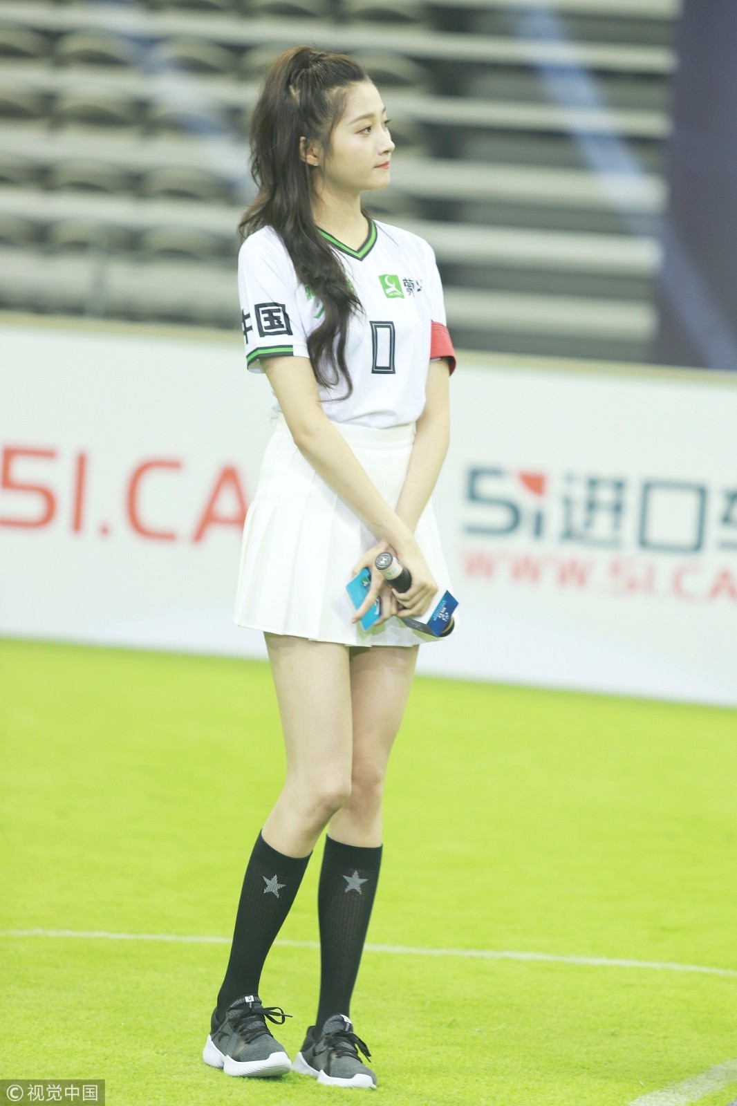 爱屋及乌?男友刚圆追星梦 关晓彤球场展风采似向鹿晗靠齐