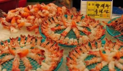 韩国的菜市场大妈是这样卖虾的,中国游客看到