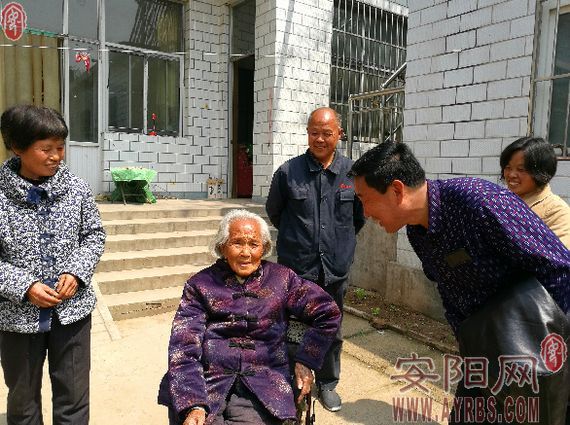 邓伍级村十代"同堂" 续编族谱传承好"家风"