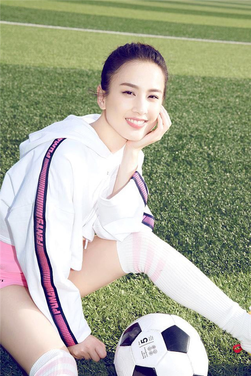 黄圣依带儿子踢足球,网友:全程盯着她的大长腿