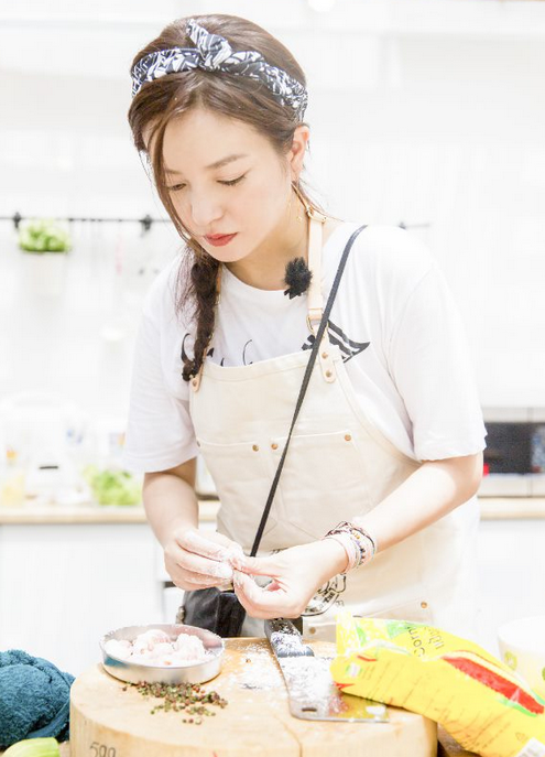 赵薇自制人参果米饭上线 黄晓明请缨同声翻译