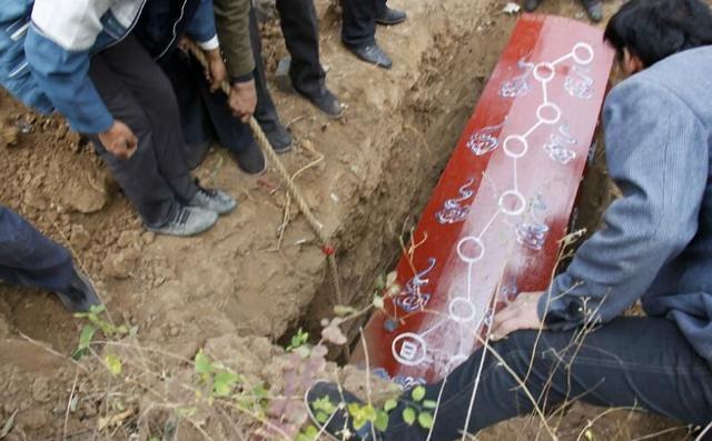 妻子难产去世,半夜听到坟地里婴儿的哭声,丈夫