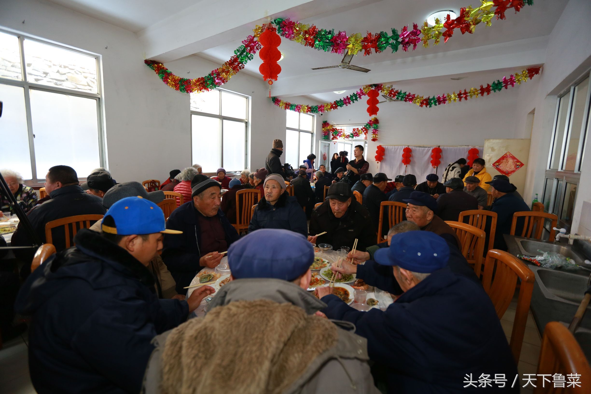 实拍:现场送168个千元红包,一对夫妇25载敬老