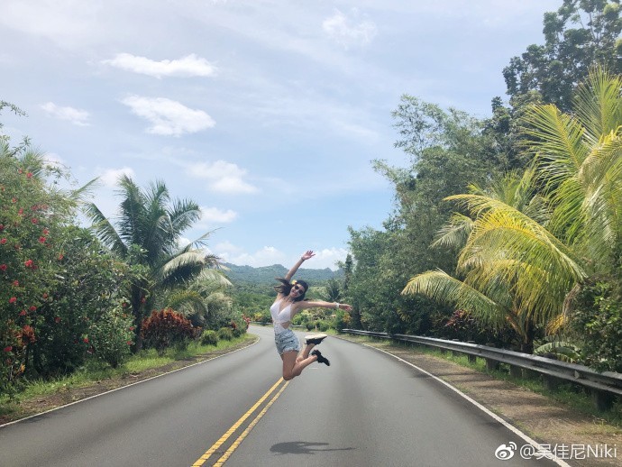 马景涛前妻吴佳尼穿泳衣秀火辣身材 离婚后的