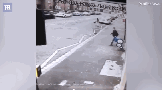 丰臀女子过马路 男子只顾“欣赏”撞上灯柱 丰臀女子过马路 男子只顾“欣赏”撞上灯柱