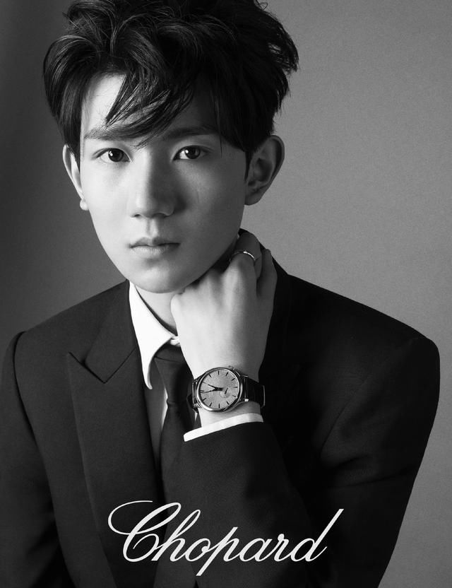 王源突然身体后仰险些晕倒,把强哥和外国小哥