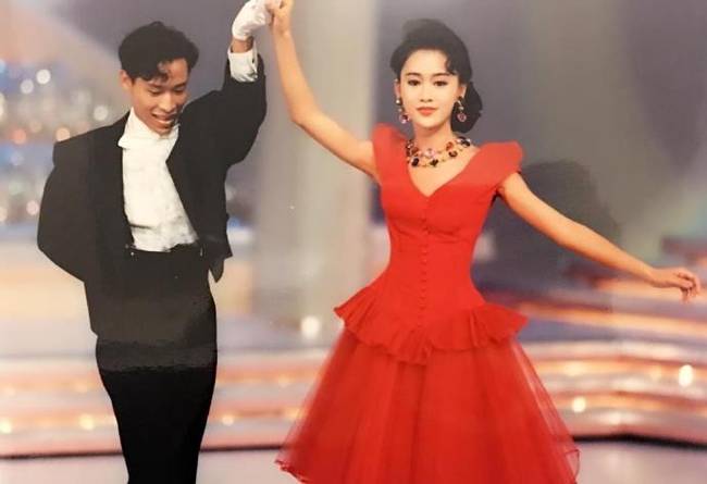 梁小冰晒与袁咏仪选美的照片,网友:袁咏仪的眼