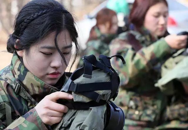 日本女兵入伍体检,要求奇葩,很多女兵表示接受