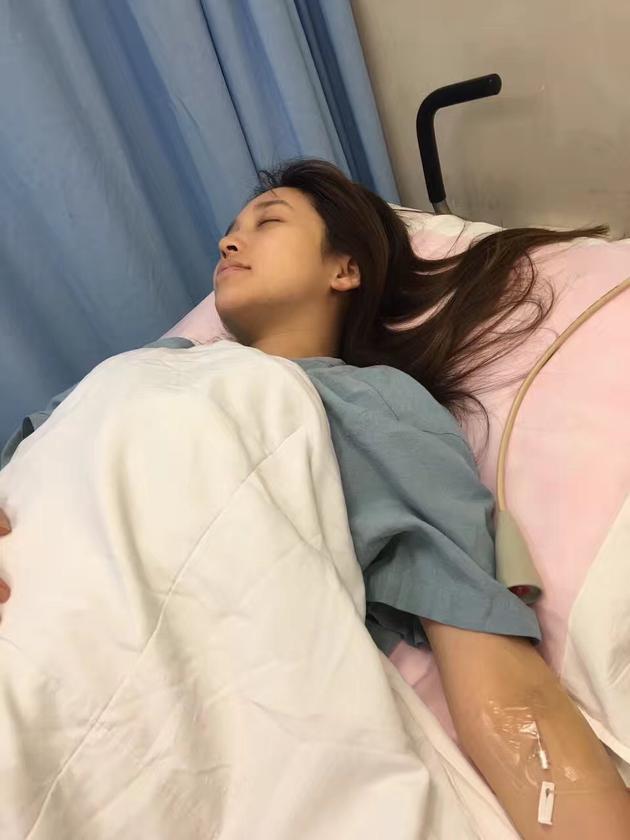 金莎经纪人朋友圈截图 今日凌晨,女星金莎突发急性胃痉挛,在上海家中