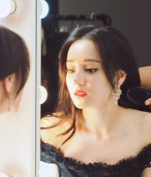 据说,迪丽热巴的这个拍照姿势并不是所有明星