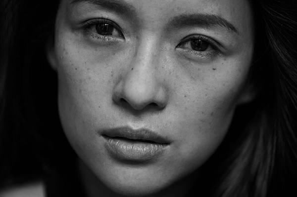 了礼服彩妆,素颜的戚薇杨幂无精打采,倪妮章子