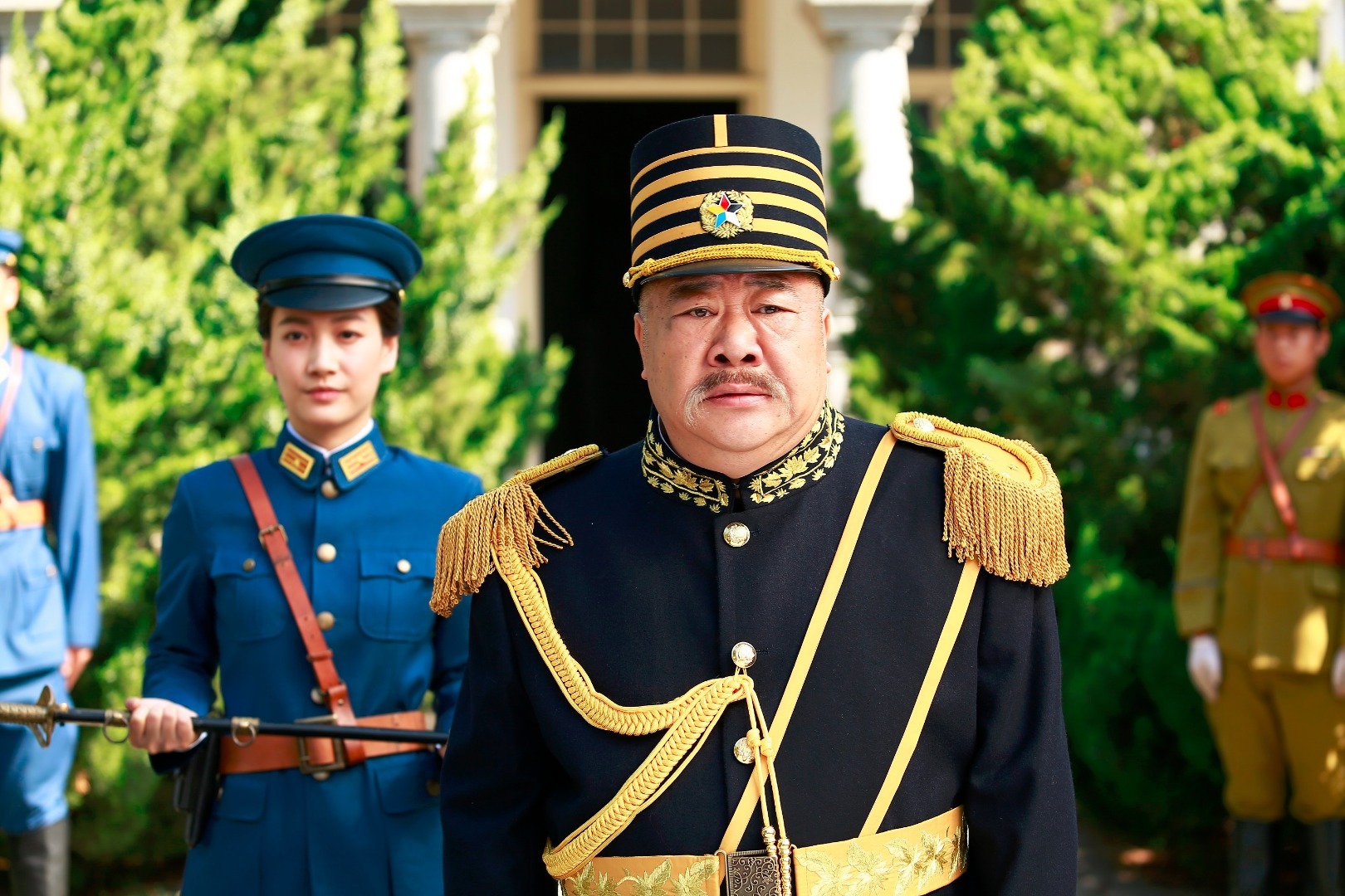 刘金山饰演的保安军总司令张海鹏，有着多面性格，在老百姓面前他狐假虎威、欺压平民，而面对日军他又是一副谄媚的汉奸嘴脸。