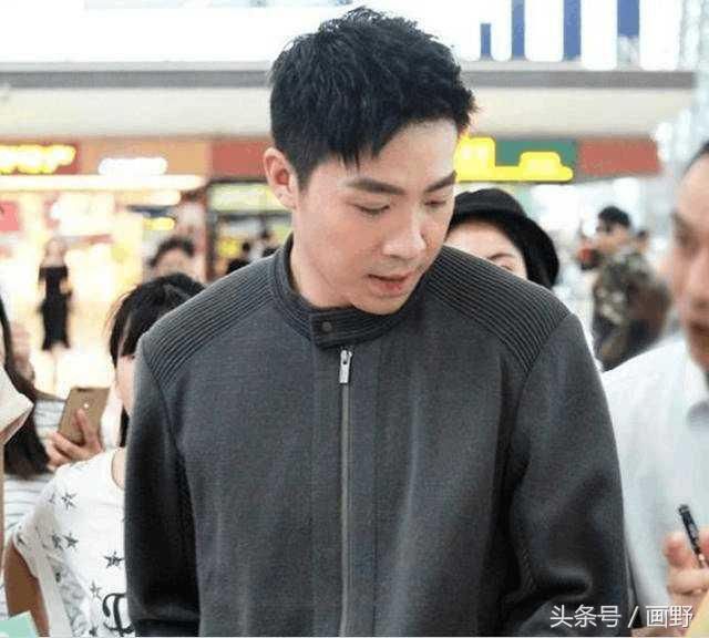 俞灏明现身机场,嘴巴不歪了皮肤也好了很多,颜