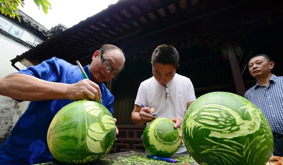 雕刻艺人在西瓜上作画。