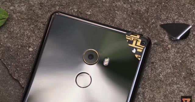 手机到底买中端机还是旗舰机?你可能被手机厂