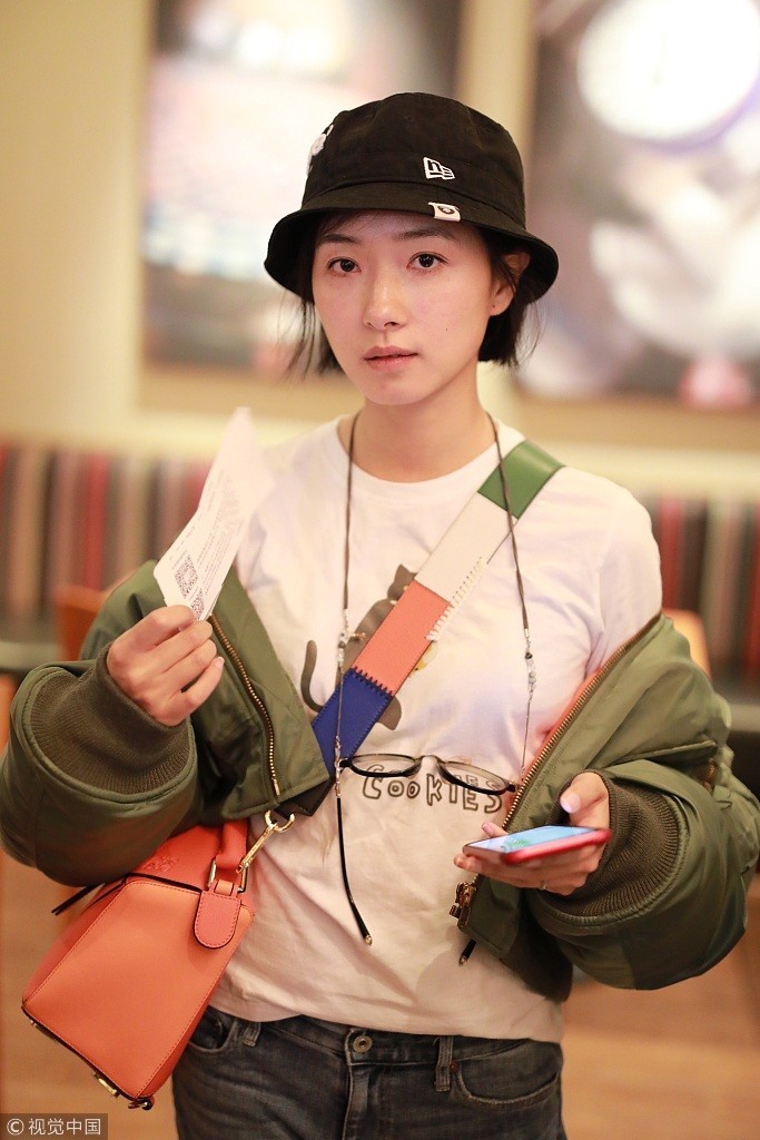 万茜素颜低调现身 怕冷穿厚衣潮味十足