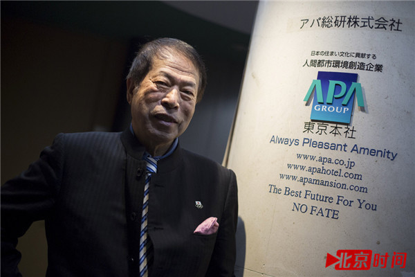 这个对中国耍无赖的日本人 却对西方人弯腰了