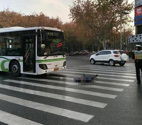 老人过马路被公交车撞后死亡 涉事公司:正常行驶 老人过马路被公交车撞后死亡 涉事公司:正常行驶